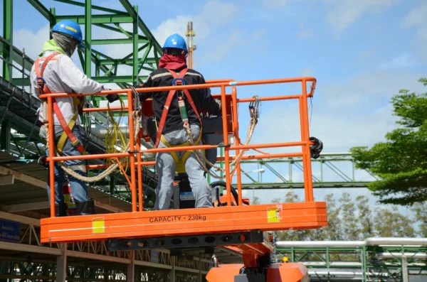 Mobilne podnośniki Power Towers z zasilaniem elektrycznym lub bez – co warto wybrać?